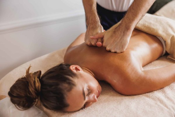 Comment utiliser les techniques de massage lymphatique pour améliorer la santé de la peau chez les femmes ?