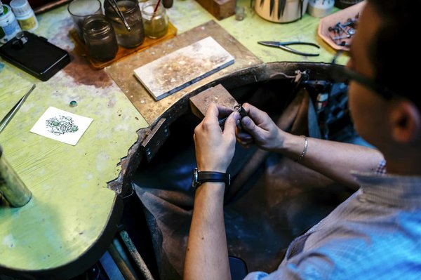 Matériaux nobles et savoir-faire d'exception : le métier de l'orfèvre